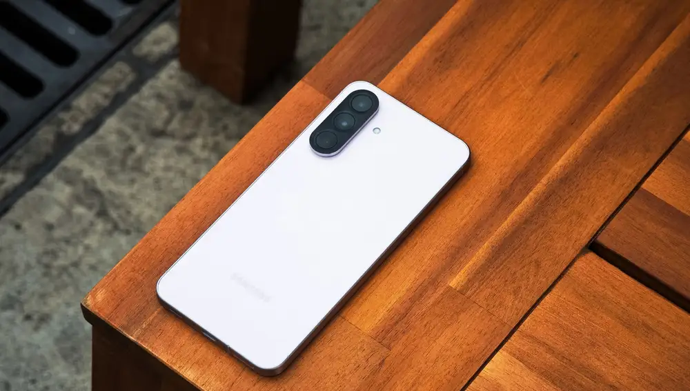 parte trasera del samsung galaxy a56 en color rosa