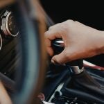 &iquest;Puedo conducir un coche manual si me he sacado el carnet con un autom&aacute;tico? Esto dice la nueva ley de la DGT