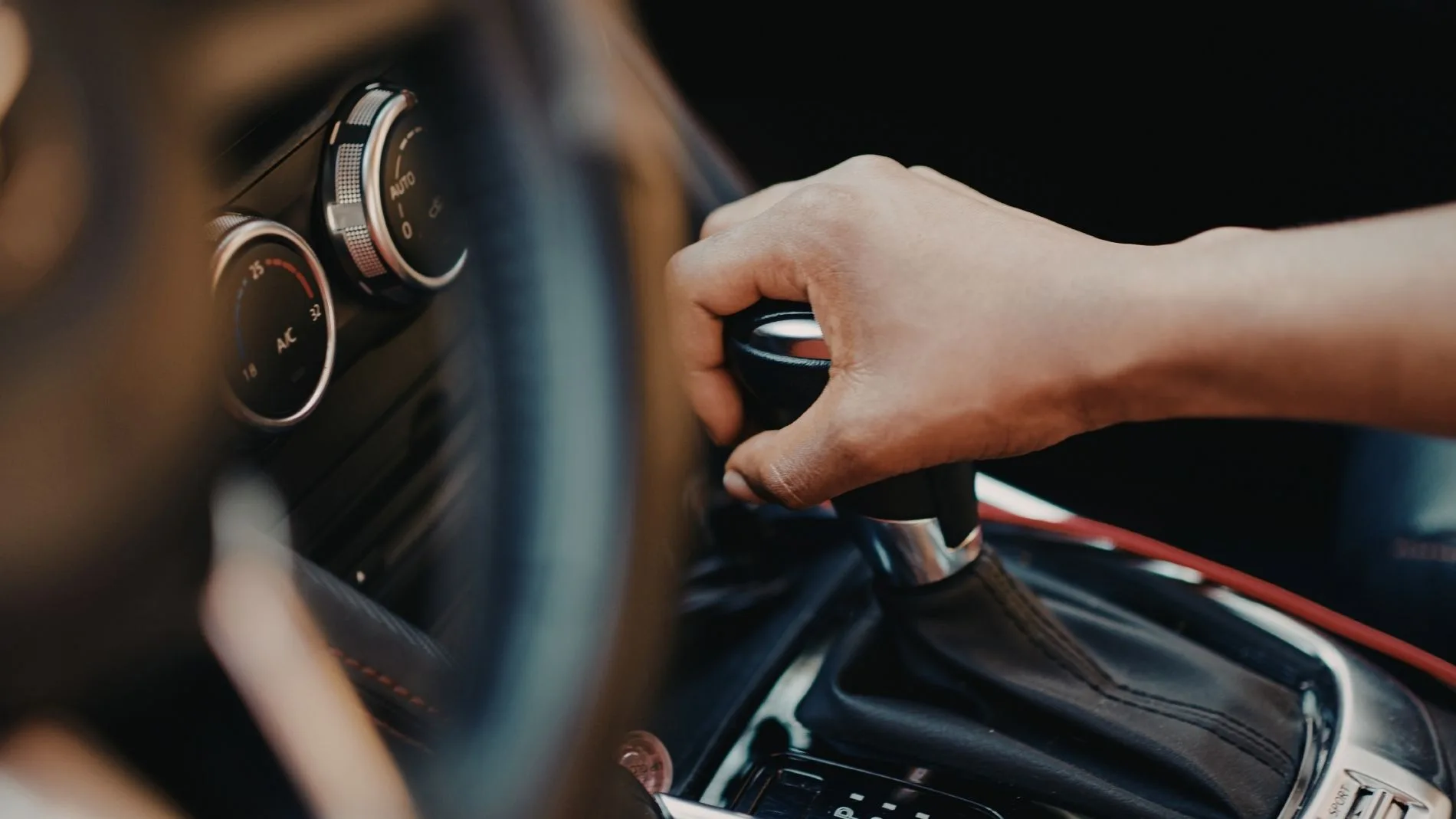 ¿Puedo conducir un coche manual si me he sacado el carnet con un automático? Esto dice la nueva ley de la DGT