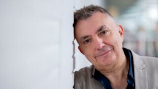 El autor Manuel Vilas, durante una entrevista para Europa Press, a 18 de febrero de 2026, en Madrid (España). Manuel Vilas es un poeta y narrador español nacido en Barbastro (Huesca) en 1962. Su obra combina autobiografía, reflexión social y lirismo. Alcanzó gran reconocimiento con la novela Ordesa (2018), donde explora la memoria familiar, a la que siguieron Alegría (finalista del Premio Planeta 2019) y Nosotros, Premio Nadal 2023. Actualmente presenta la novela Islandia, que narra el final ...