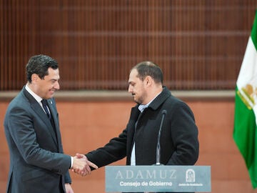 El presidente de la Junta de Andaluc&iacute;a, Juanma Moreno, saluda al alcalde de la localidad cordobesa de Adamuz, Rafael Moreno, tras la rueda de prensa posterior al Consejo de Gobierno celebrado en Adamuz (Cordoba) al cumplirse un mes del tr&aacute;gico accidente ferroviario. A 18 de febrero de 2026 en Adamuz, C&oacute;rdoba (Andaluc&iacute;a, Espa&ntilde;a). El Consejo de Gobierno celebra este mi&eacute;rcoles, 18 de febrero, su reuni&oacute;n semanal en Adamuz, el municipio cordob&eacute;s en el que se produjo el tr&aacute;gico accidente ferroviar...
