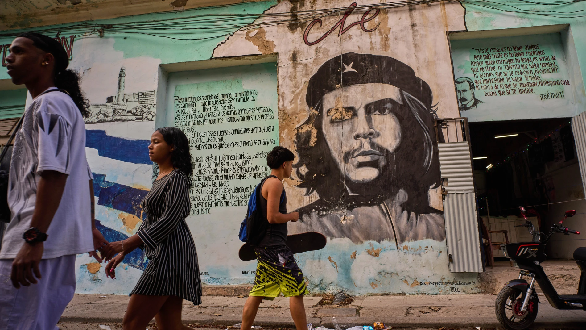 People walk past a mural of Che Guevara in Havana, Tuesday, Feb. 17, 2026. (AP Photo/Ramon Espinosa)