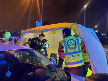 Un motorista, grave tras ser atropellado y arrastrado por un coche decenas de metros en Usera