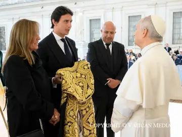 Roca Rey deja en manos del Papa León XIV el capote del Señor de los Milagros Roca Rey deja en manos del Papa León XIV el capote del Señor de los Milagros