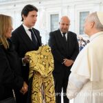 Roca Rey deja en manos del Papa Le&oacute;n XIV el capote del Se&ntilde;or de los Milagros