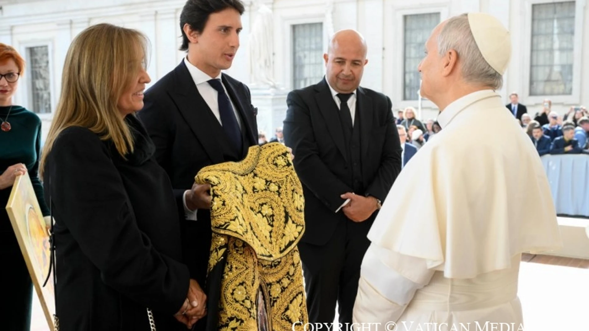 Roca Rey deja en manos del Papa León XIV el capote del Señor de los Milagros