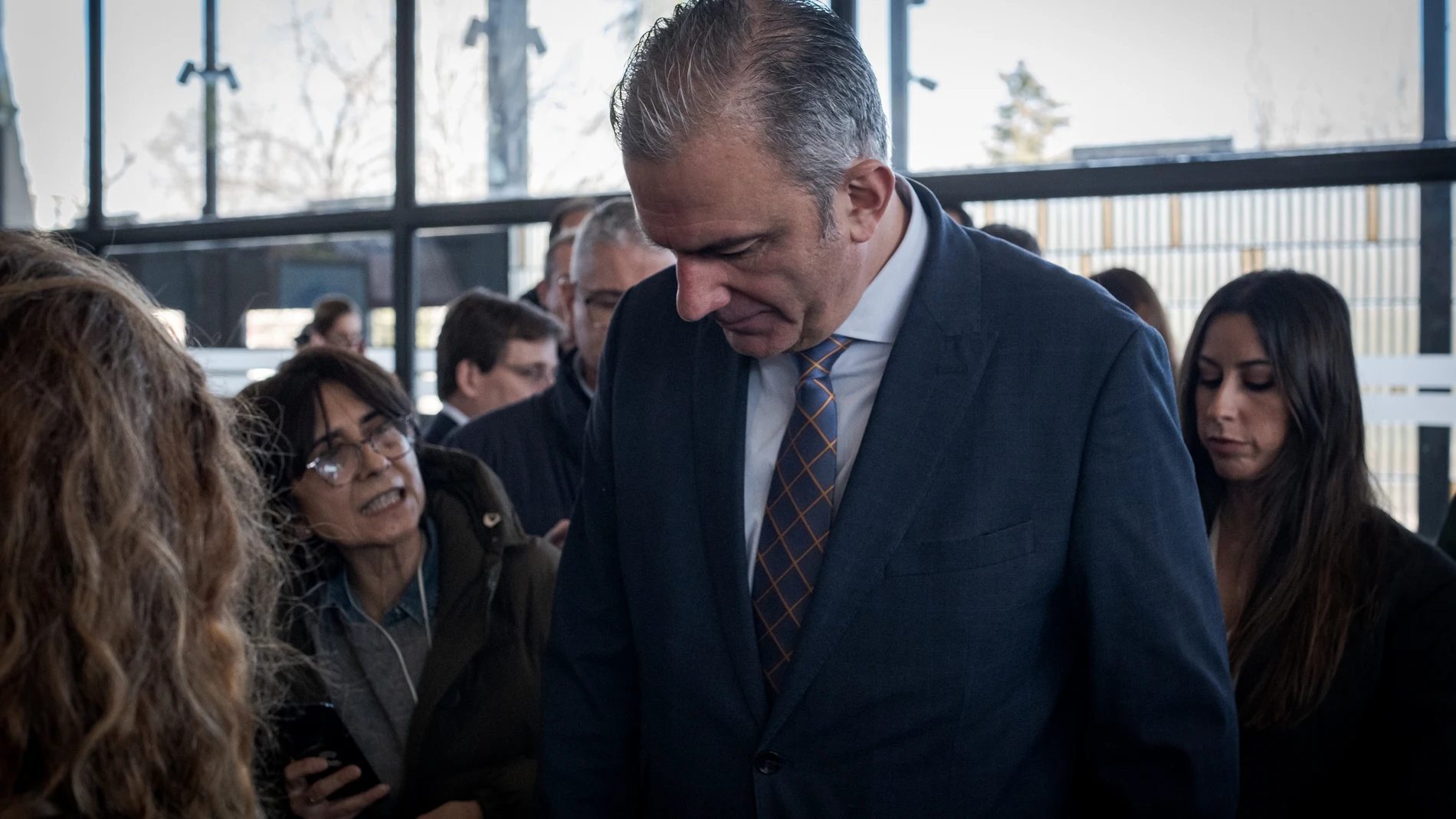 El portavoz de VOX en el Ayuntamiento de Madrid, Javier Ortega Smith, atiende a los medios de comunicación, a 20 de febrero de 2026, en Madrid (España). El portavoz de Vox en el Ayuntamiento de Madrid, Javier Ortega Smith ha adelantado que peleará dentro de la formación política hasta donde tenga que llegar, incluida la justicia ordinaria, porque su "honorabilidad no está en venta" y acusa al partido que dirige Santiago Abascal de inventarse "mentiras" como "excusas" para tratar de echarle. E...