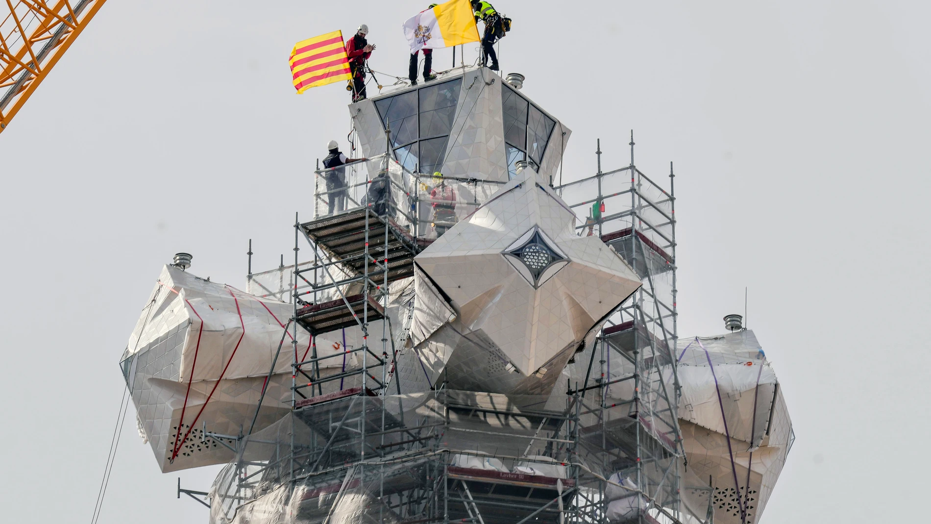 GRAFCAT8763. BARCELONA, 20/02/2026.- La basílica de la Sagrada Familia de Barcelona ha alcanzado este viernes su altura máxima, 172,5 metros, con la colocación del brazo superior de la cruz de la Torre de Jesús. Con la ayuda de una gran grúa, los operarios del templo han colocado el brazo superior de la citada cruz de la Torre de Jesús cuando pasaban pocos minutos de las 11:00 horas, con lo que esta construcción proyectada por el arquitecto Antoni Gaudí en el siglo XIX ha alcanzado su punto m...