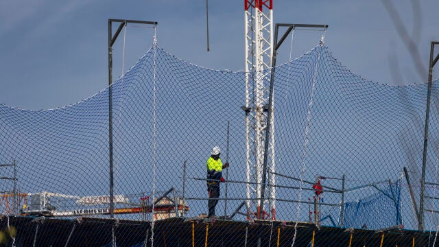 Construcci&oacute;n de nuevas viviendas. Gruas y obreros en la obras de nuevos edificios.