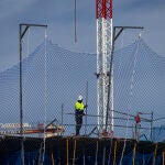 Construcci&oacute;n de nuevas viviendas. Gruas y obreros en la obras de nuevos edificios.