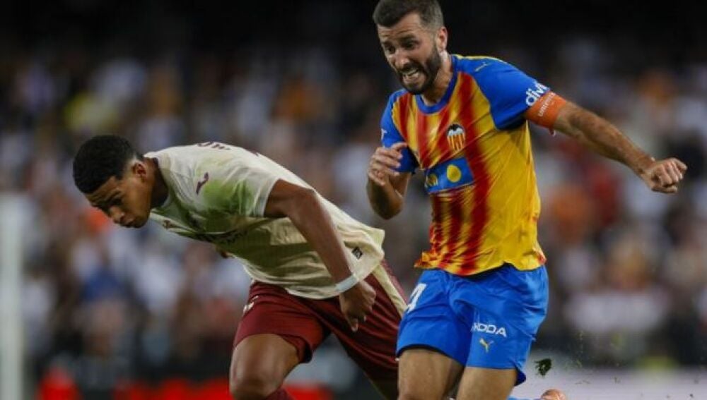 Lance del juego en el Valencia - Villarreal de la ida