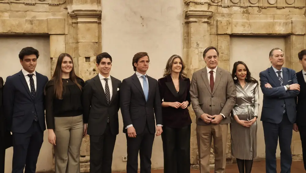 "El Juli", el alcalde de Salamanca, Carlos García Carbayo, la periodista Elena Salamanca, junto a los organizadores del acto