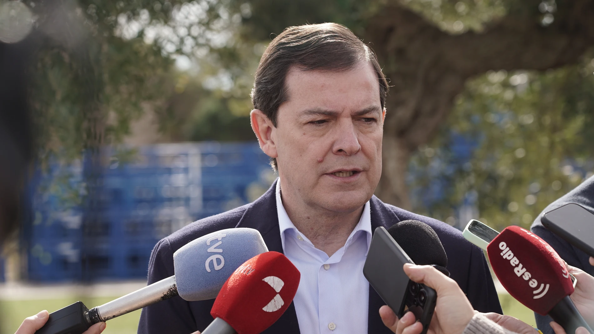 Mañueco atiende a los medios para hablar sobre el CIS