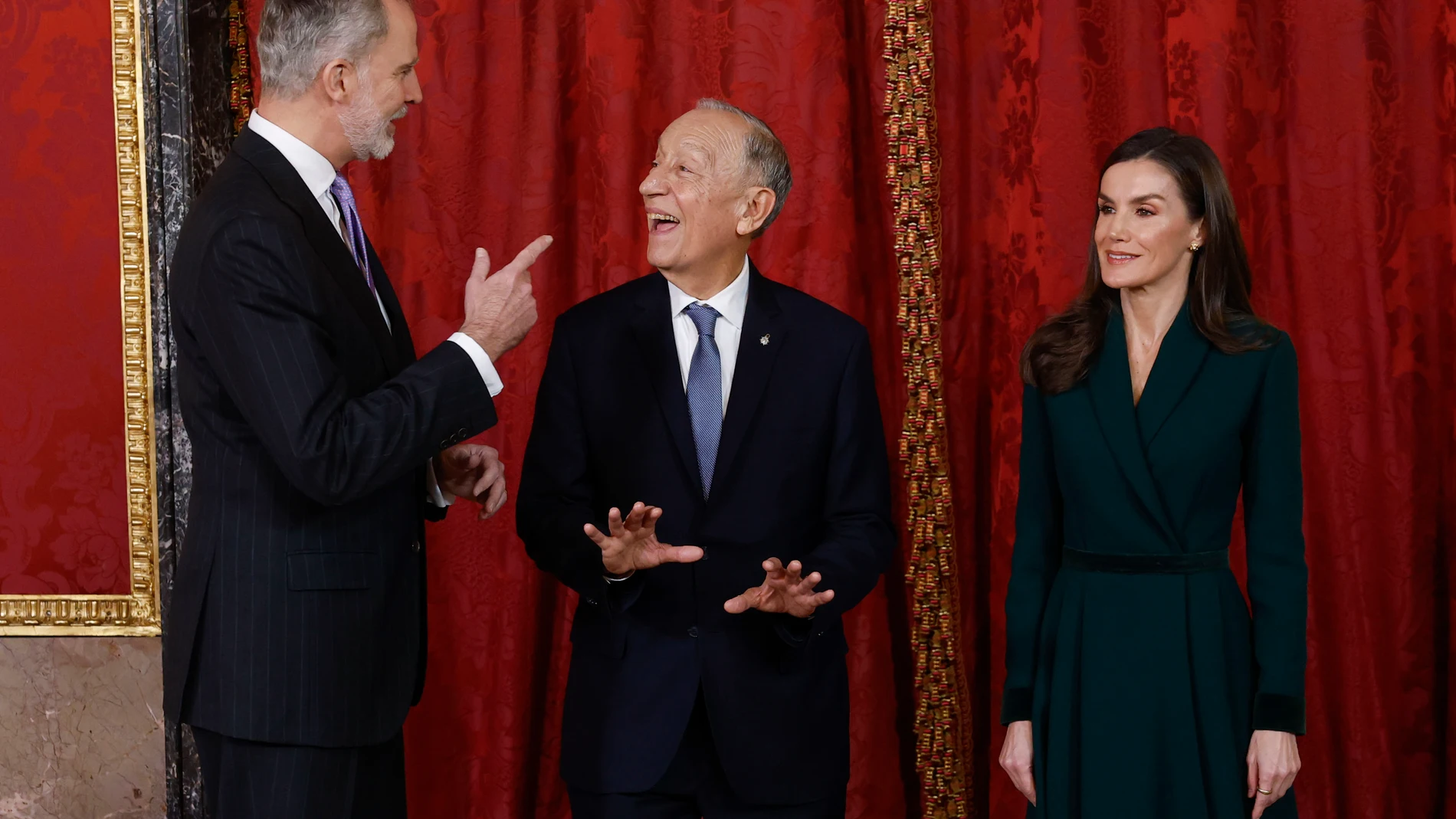 MADRID, 20/02/2026.- El rey Felipe IV y la reina Letizia conversan con el presidente de Portugal, Marcelo Rebelo de Sousa (c), que realiza una visita oficial a España antes de abandonar el cargo, momentos antes del almuerzo que han ofrecido en honor al mandatario portugués, este viernes en el Palacio Real. EFE/Chema Moya
