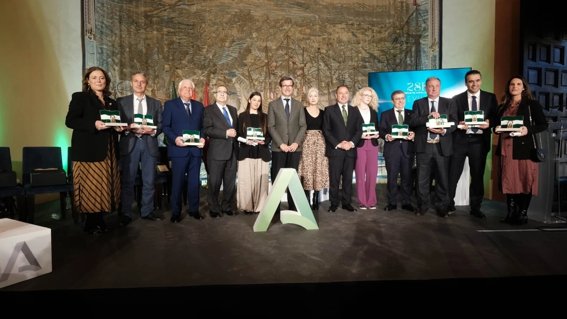 Foto de familia de los premiados con las Banderas de Andalucía de la provincia de Sevilla