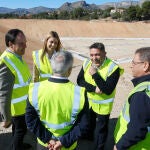 El president de la Generalitat, Juanfran P&eacute;rez Llorca, visita las obras de adecuaci&oacute;n de la balsa de riego L'Alhambra de la Comunidad de Regantes Los Molinos en Finestrat