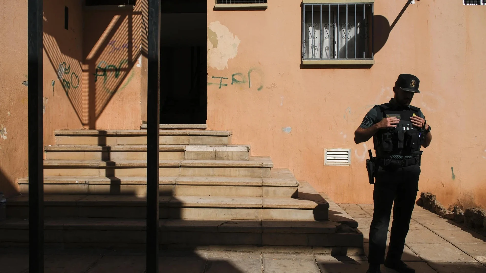 La localidad de Cabo Blanco, en el municipio de Arona (Tenerife), ha amanecido consternada por la muerte de un niño de 10 años y la agresión a su madre, que se encuentra herida de gravedad, a manos presuntamente de su padre y pareja, que fue abatido por la Guardia Civil tras resistirse con un machete. En la imagen, la entrada de la vivienda donde ocurrió el crimen