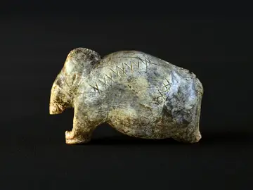 La figurilla de mamut de la cueva Vogelherd, de aproximadamente 40.000 años de antigüedad, presenta múltiples secuencias de cruces y puntos en su superficie. La figurilla de mamut de la cueva Vogelherd, de aproximadamente 40.000 años de antigüedad, presenta múltiples secuencias de cruces y puntos en su superficie.