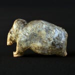 La figurilla de mamut de la cueva Vogelherd, de aproximadamente 40.000 a&ntilde;os de antig&uuml;edad, presenta m&uacute;ltiples secuencias de cruces y puntos en su superficie.