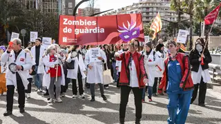 Médicos portan pancarta con lema 'Zombies de guardia' durante una marcha con motivo de la huelga general del sector médico, a 20 de febrero de 2026, en Barcelona, Catalunya (España). La marcha, convocada por el sindicato Metges de Catalunya, pretende mostrar el rechazo al Estatuto Marco impulsado por el Ministerio de Sanidad, que cuenta con el visto bueno de varios sindicatos para su aprobación, y exigir un texto propio para el colectivo, que reconozca sus particularidades y responsabilidad laboral. Médicos portan pancarta con lema 'Zombies de guardia' durante una marcha con motivo de la huelga general del sector médico, a 20 de febrero de 2026, en Barcelona, Catalunya (España). La marcha, convocada por el sindicato Metges de Catalunya, pretende mostrar el rechazo al Estatuto Marco impulsado por el Ministerio de Sanidad, que cuenta con el visto bueno de varios sindicatos para su aprobación, y exigir un texto propio para el colectivo, que reconozca sus particularidades y responsabilidad laboral.