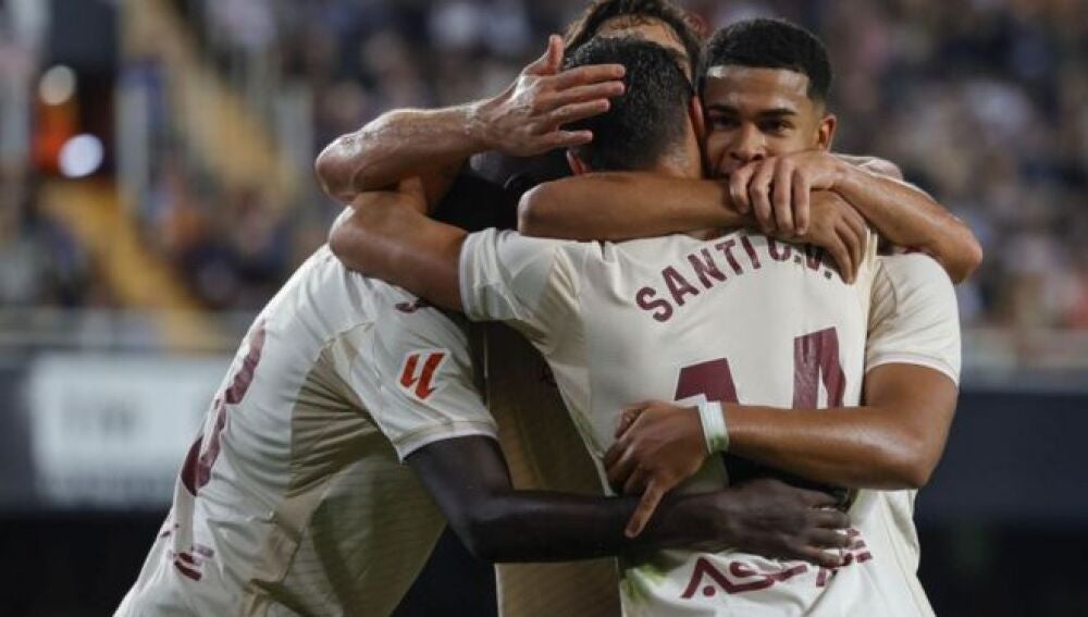 Los jugadores del VIllarreal celebran un gol en el partido de ida en Mestalla