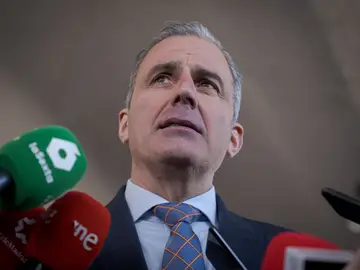 El portavoz de VOX en el Ayuntamiento de Madrid, Javier Ortega Smith, atiende a los medios de comunicación El portavoz de VOX en el Ayuntamiento de Madrid, Javier Ortega Smith, atiende a los medios de comunicación