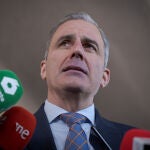 El portavoz de VOX en el Ayuntamiento de Madrid, Javier Ortega Smith, atiende a los medios de comunicaci&oacute;n