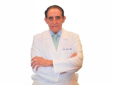 Dr. Jes&uacute;s Burgos cirujano especializado en columna