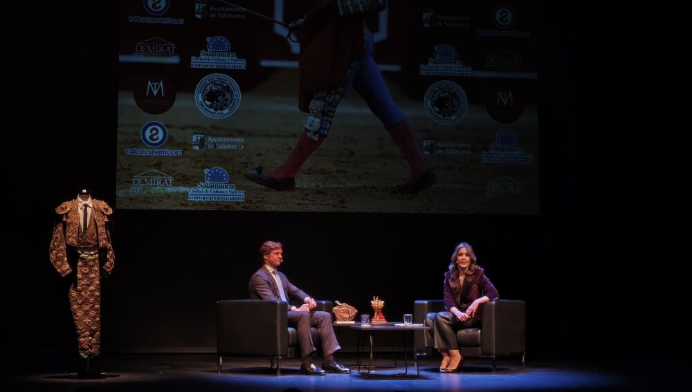 La periodista Elena Salamanca entrevista a "El Juli" durante el homenaje de Salamanca