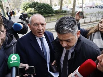 El n&uacute;mero dos de la Polic&iacute;a Nacional Jos&eacute; &Aacute;ngel Gonz&aacute;lez, denunciado por agresi&oacute;n sexual, a su llegada este mi&eacute;rcoles a su domicilio. El Sindicato Profesional de Polic&iacute;a (SPP), que representa mayoritariamente a los mandos del cuerpo, ha pedido "prudencia", "respeto" y "responsabilidad sindical" respecto al procedimiento judicial abierto tras la denuncia por agresi&oacute;n sexual contra el que hasta ayer fuera el m&aacute;ximo mando uniformado de la instituci&oacute;n, el director adjunto operativo (DAO) Jos&eacute; &Aacute;ngel Gonz&aacute;lez. 