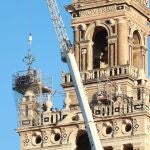 Desmontaje de las azucenas de la Giralda