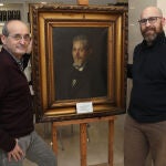 El Ateneo de Palencia recupera el retrato de Cirilo Tejerina Gat&oacute;n primer alcalde republicano de la capital, obra del pintor Juan Torrabadella, en la imagen el historiador Javier de la Cruz(I) junto al directivo del Ateneo, Juan Pablo Aus&iacute;n