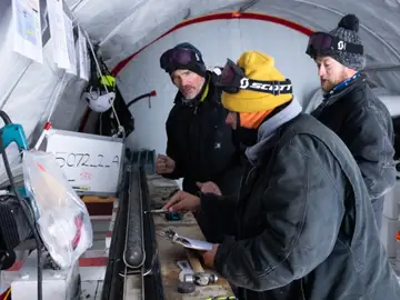 Georgia Grant, Jim Marschalek y Huw Horgan examinan un trozo de núcleo de sedimento. Cambio climático