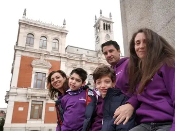 Alonso y Nicolás junto a sus padres Alonso y Nicolás junto a sus padres