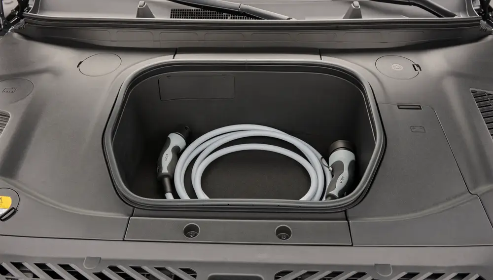 Maletero delantero para alojar los cables de recarga