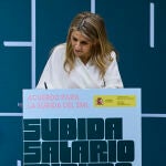 Yolanda D&iacute;az duranta la firma del acuerdo para la subida del salario m&iacute;nimo interprofesional (SMI) de 2026, en la sede del Ministerio de Trabajo y Econom&iacute;a Social. 