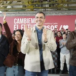 El presidente del Gobierno, Pedro Sánchez, y el candidato Partido Socialista a la Presidencia de la Junta de Castilla y León, Carlos Martínez, intervienen en un acto público del partido junto a la candidata por León, Nuria Rubio, y el secretario provincial del PSOE, Javier Alfonso Cendón