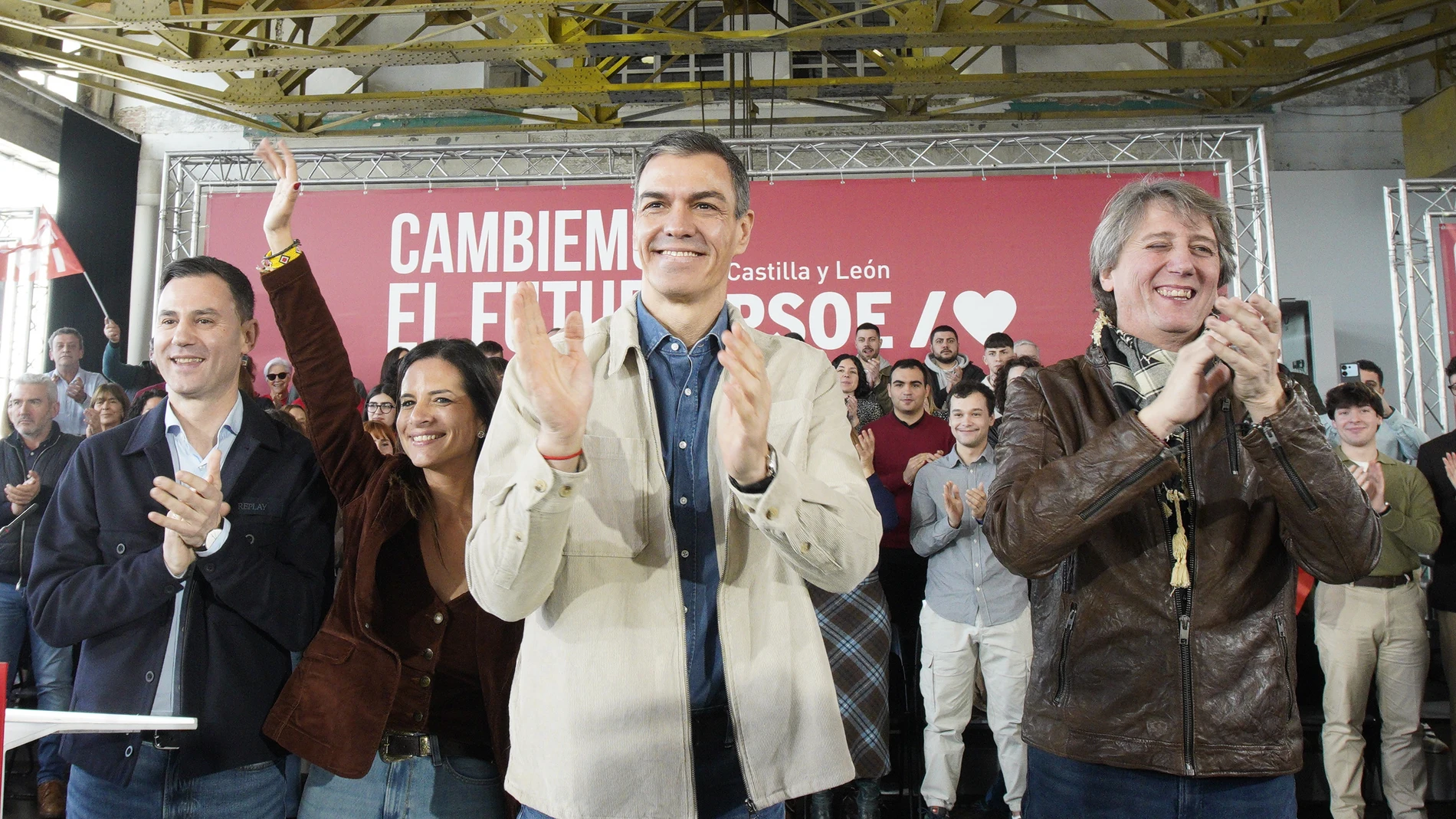 El presidente del Gobierno, Pedro Sánchez, y el candidato Partido Socialista a la Presidencia de la Junta de Castilla y León, Carlos Martínez, intervienen en un acto público del partido junto a la candidata por León, Nuria Rubio, y el secretario provincial del PSOE, Javier Alfonso Cendón