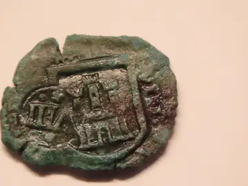 Hallan en la isla de Ons un maravedí de 1622, del reinado de Felipe IV, un "testimonio valioso" de la actividad marítima Hallan en la isla de Ons un maravedí de 1622, del reinado de Felipe IV, un "testimonio valioso" de la actividad marítima