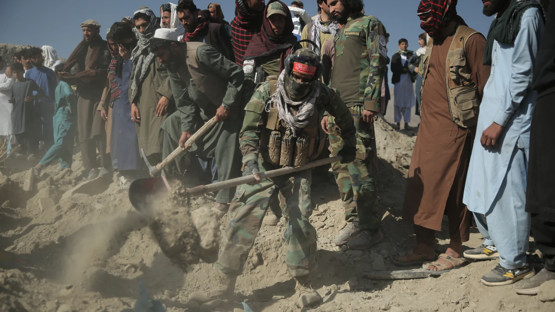 NANGARHAR (Afghanistan), 22/02/2026.- Taliban security officials and local residents inspect the scene of an alleged Pakistani airstrikes near the Pak-Afghan border in Nangarhar, Afghanistan, 22 February 2026. Pakistan’s military carried out what the Pakistan Ministry of Information and Broadcasting described as 'intelligence-based, selective operations' on seven TTP camps and hideouts and an Islamic State affiliate in Afghanistan’s Nangarhar and Paktika provinces, saying the strikes targeted...