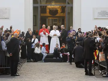 Pope Leo XIV with a pastoral visit to the Basilica of the Sacred Heart of Jesus in Rome ROME (Italy), 22/02/2026.- Pope Leo XIV (C) poses with faithful during his pastoral visit to the Basilica of the Sacred Heart of Jesus in Rome, Italy, 22 February 2026. (Papa, Italia, Roma) EFE/EPA/FABIO FRUSTACI
