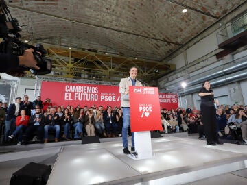 PONFERRADA (LE&Oacute;N), 22/02/2026.- El l&iacute;der del PSOE y jefe del Ejecutivo, Pedro S&aacute;nchez, ha llamado este domingo a los socialistas a movilizarse en Castilla y Le&oacute;n para que esa comunidad, que en 2022 se convirti&oacute; en "la zona cero" de los gobiernos del PP y Vox, sea en las elecciones del 15 de marzo "el punto y final" de esos gobiernos. EFE/ Ana Barredo 