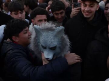 Cargas policiales y cinco detenidos: As&iacute; fue la primera concentraci&oacute;n de &ldquo;therians&rdquo; en Barcelona