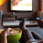 Ni antisocial ni aburrido: lo que revela tu cerebro cuando decides no salir 