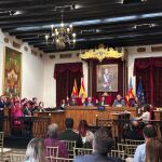 Imagen del pleno de hoy en Elche, en el que PP y Vox han aprobado proteger la Cruz del Paseo de Germanias