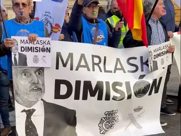 Policías y guardias civiles exigen la dimisión de Marlaska frente al Ministerio del Interior Policías y guardias civiles exigen la dimisión de Marlaska frente al Ministerio del Interior