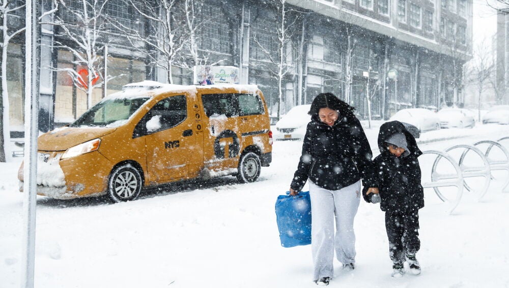 Blizzard warning in effect for New York City with heavy snowfall forecast