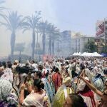 Las masclet&agrave;s se disparan en la plaza de los Luceros en Hogueras a las 14.00 horas