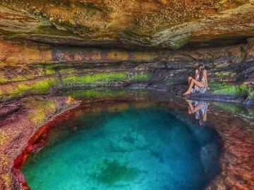 Solo existe unas horas al d&iacute;a: la cueva espa&ntilde;ola que esconde una piscina natural de agua turquesa bajo la roca