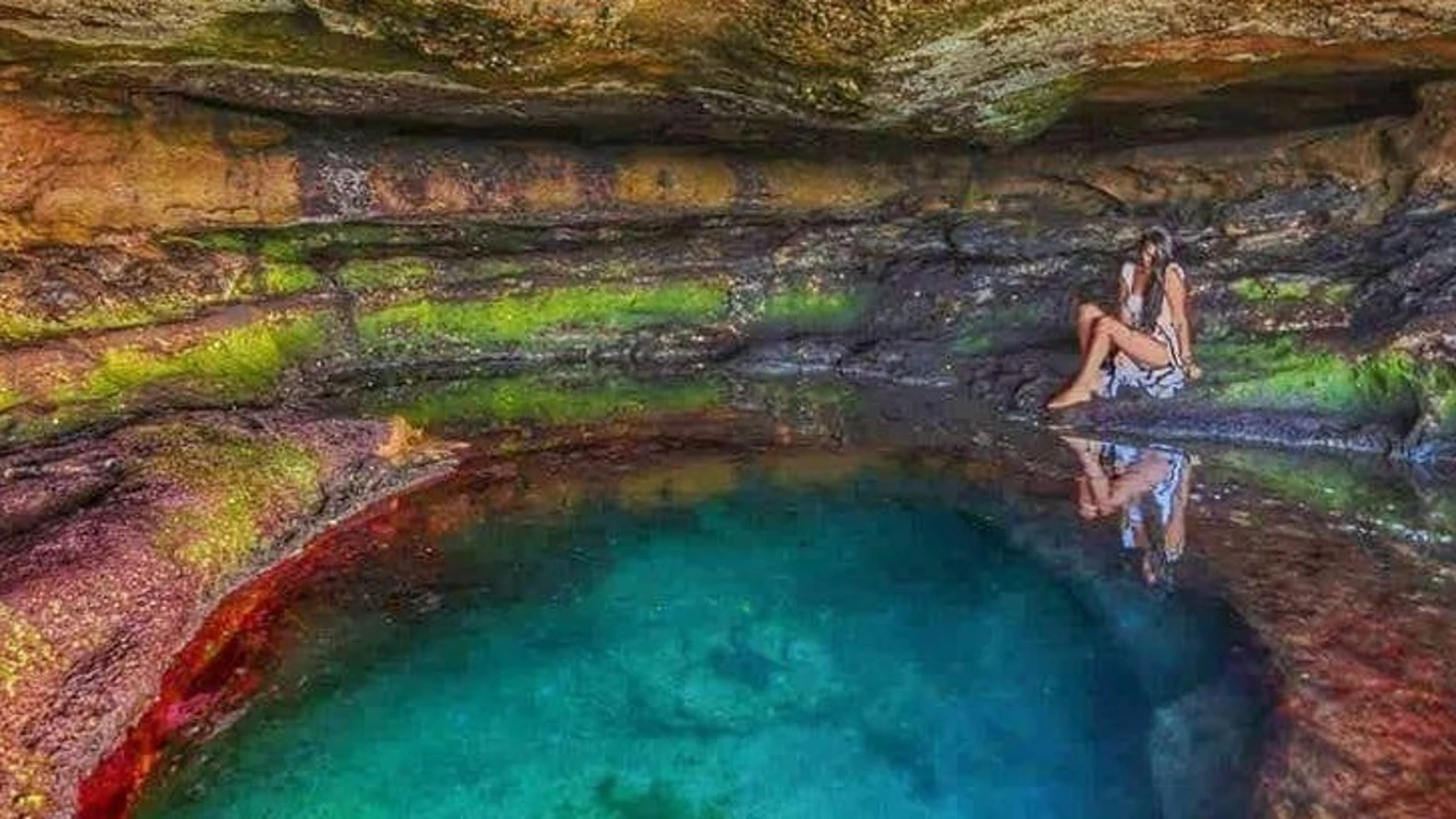 Solo existe unas horas al día: la cueva española que esconde una piscina natural de agua turquesa bajo la roca